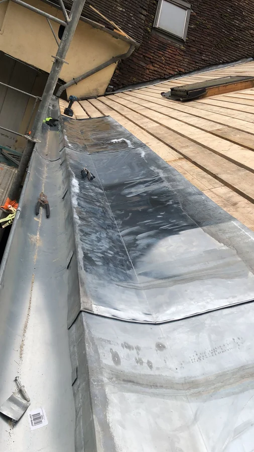 Chéneau en zinc. Refait entièrement au pied de la couverture.
