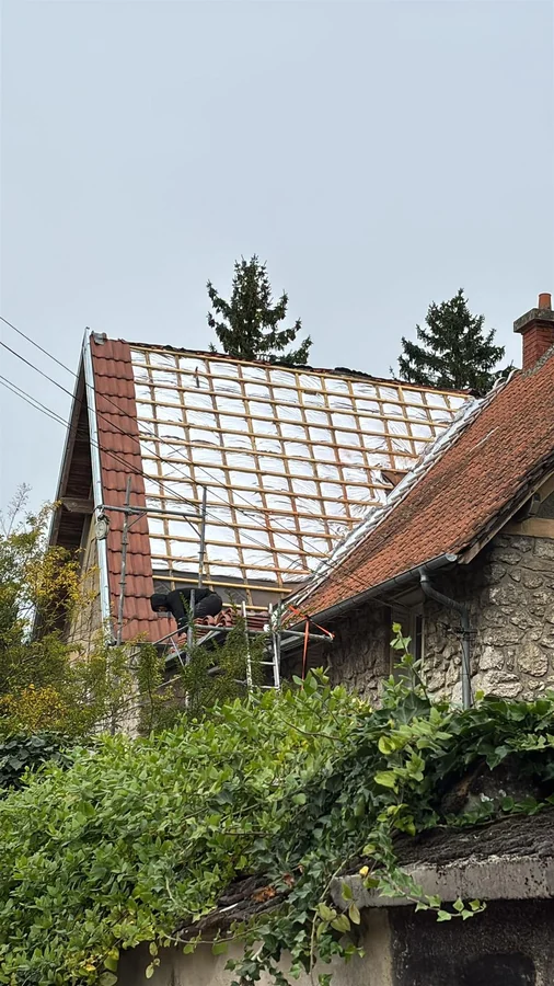 Maison ancienne et sa couverture en tuiles plates